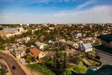 Güneşli bir bahar gününde mavi gökyüzüne karşı Chernihiv 'in manzara manzarası