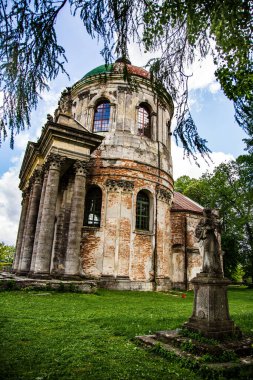 Ukrayna 'daki halka açık kubbe yazları güzel ve eski mimari bulutlarla dolu mavi bir gökyüzüne karşı.