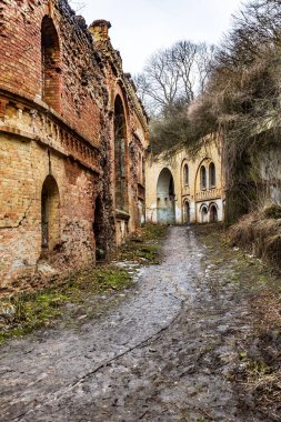 Ukrayna 'daki eski harap olmuş askeri kale, toprak bir yol ve bir yığın tuğla.