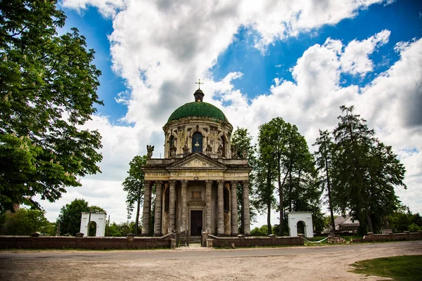 Akses Publik Rotunda Ukraina Terhadap Langit Biru Dengan Awan Yang — Stok Foto