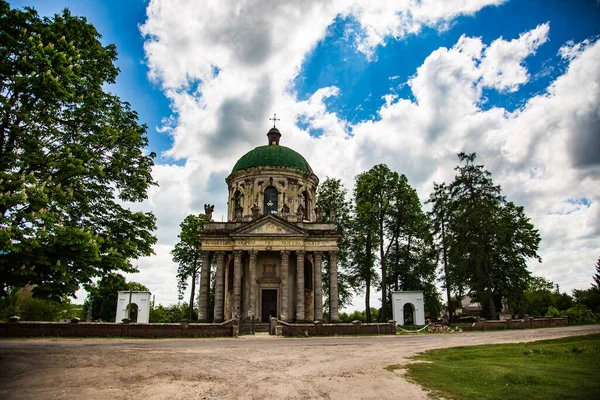 Akses Publik Rotunda Ukraina Terhadap Langit Biru Dengan Awan Yang — Stok Foto
