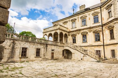 Yazın Ukrayna 'daki Podgoretsky şatosunun dış yüzeyi mavi gökyüzü ile aydınlıktı.