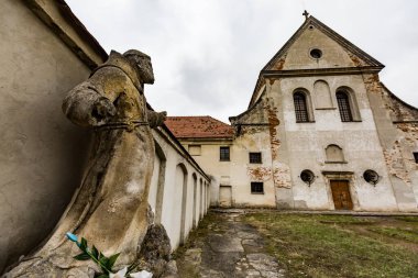 Gündüzleri duvarın arka planında, manastırın yakınındaki eski beton harap heykeller.