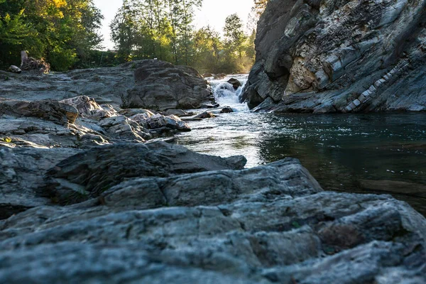 Mountain River Small Waterfall Rocks Stones Rays Setting Sun Highlights — Stock Photo, Image