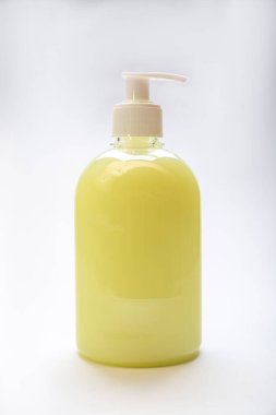 Beyaz arkaplanlı plastik bir şişe sarı antiseptik sabun. düşey yönelim