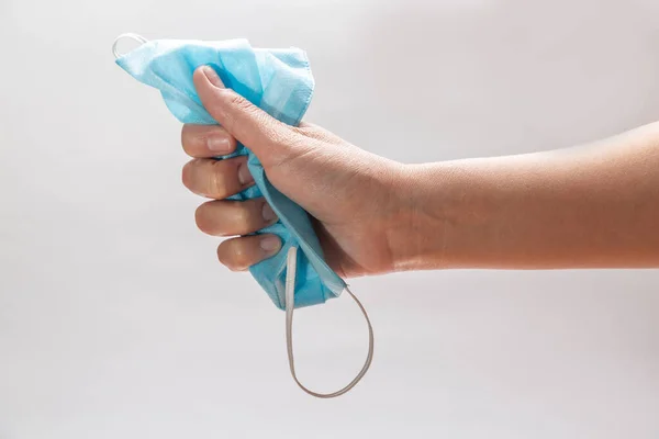 Una Mano Prepara Para Tirar Una Máscara Médica Azul Desechable — Foto de Stock