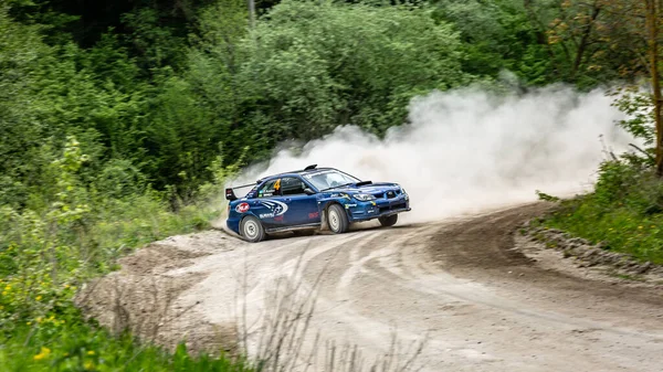 Los pilotos de rally participan en carreras de rally en el subaru cerca de la ciudad Kamyanets-Podilsky, Ucrania, 10 de mayo de 2019. Orientación horizontal . —  Fotos de Stock