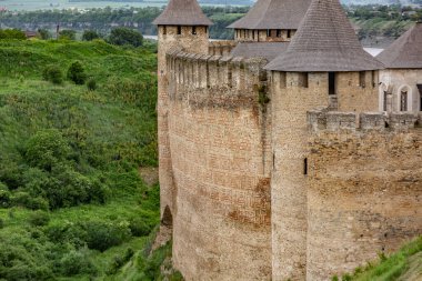  Ukrayna 'daki Khotyn Kalesi' nin eski tuğla duvarı yazın yeşil ağaçların arka planında. Yatay yönelim.