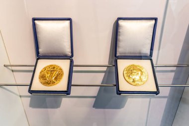 Beyaz arka planda BM Viyana Avusturya 'da Nobel Barış Ödülü. Yatay yönelim.