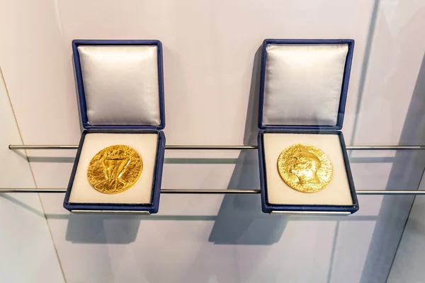 Beyaz arka planda BM Viyana Avusturya 'da Nobel Barış Ödülü. Yatay yönelim.