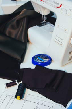 Dikiş Makinası Aksesuarları. Siyah iplik.