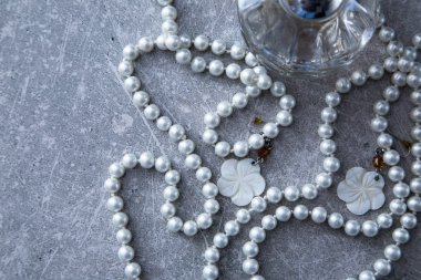 inci ve parfüm bir taş zemin üzerine bir iplikçik