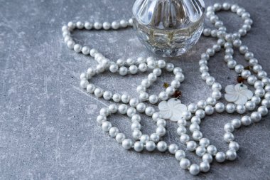 inci ve parfüm bir taş zemin üzerine bir iplikçik