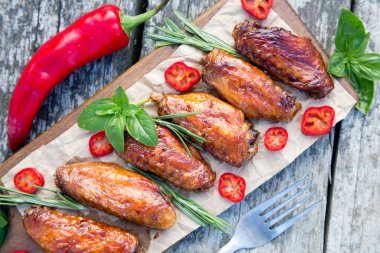 Baharatlı tavuk kanadı Asya tarzı pişmiş