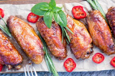 Baharatlı tavuk kanadı Asya tarzı pişmiş