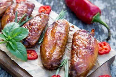 Baharatlı tavuk kanadı Asya tarzı pişmiş