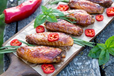 Baharatlı tavuk kanadı Asya tarzı pişmiş