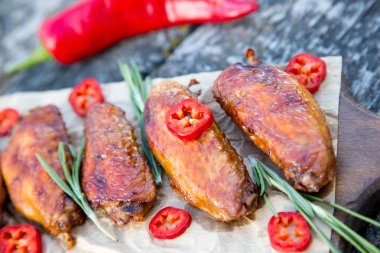 Baharatlı tavuk kanadı Asya tarzı pişmiş