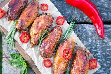 Baharatlı tavuk kanadı Asya tarzı pişmiş