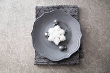 Noel tablo ayarını plaka, peçete ve dekorasyon