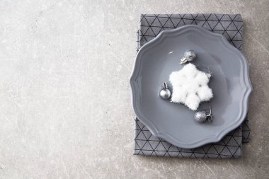 Noel tablo ayarını plaka, peçete ve dekorasyon