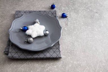 Noel tablo ayarını plaka, peçete ve dekorasyon