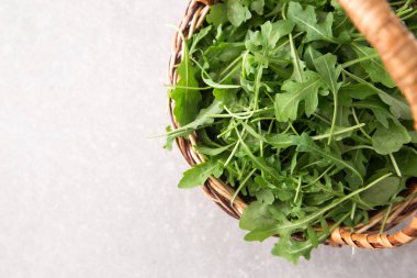 gri taş zemin üzerine taze Roka Salatası