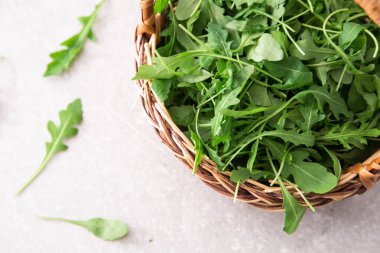 gri taş zemin üzerine taze Roka Salatası