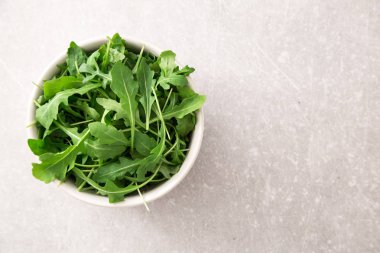 gri taş zemin üzerine taze Roka Salatası