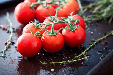 Baharat siyah bir zemin üzerine taze kiraz domates. Top vie