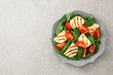 taze kızarmış peynir, domates ve Roka Salatası