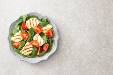 taze kızarmış peynir, domates ve Roka Salatası