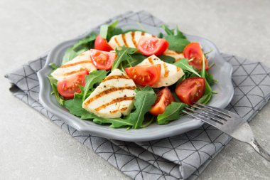 taze kızarmış peynir, domates ve Roka Salatası