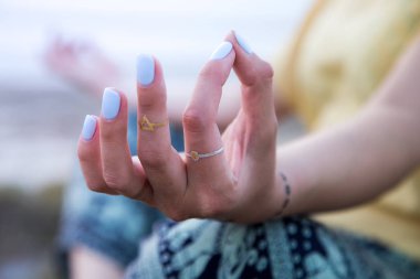 gün batımında sahilde poz bir yoga meditasyon bir kadın eli