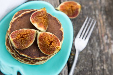 yapma incir ve ballı krep üzerinde bir rustik bahçedeki ta