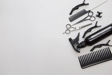 Profesyonel kuaför aletleri, beyaza izole edilmiş.