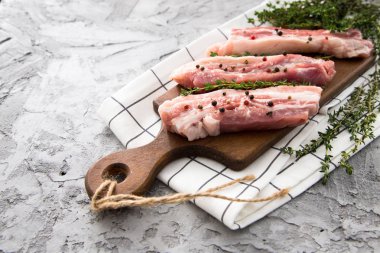 Çiğ et. Otlar ve baharatlar ile Domuz kaburga