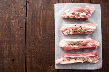 Çiğ et. Otlar ve baharatlar ile Domuz kaburga