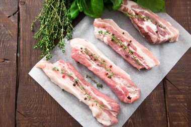 Çiğ et. Otlar ve baharatlar ile Domuz kaburga