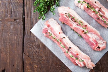 Çiğ et. Otlar ve baharatlar ile Domuz kaburga