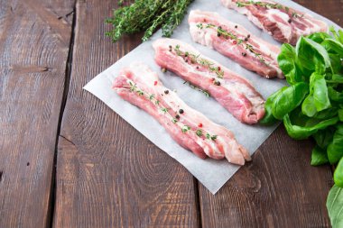 Çiğ et. Otlar ve baharatlar ile Domuz kaburga