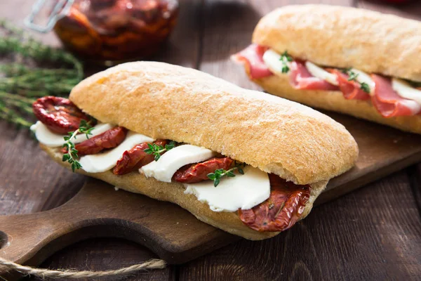 çeşitli sandviçler. sandviç Caprese mozzarella ve güneş-dr ile
