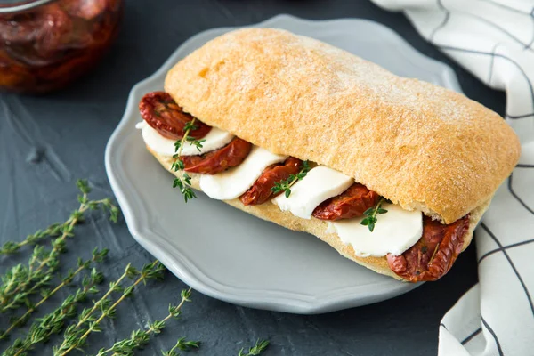 Sortierte Sandwiches. Sandwich Caprese mit Mozzarella und Sonnencreme — Stockfoto