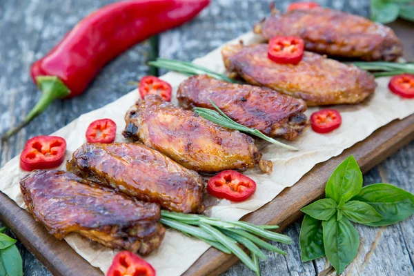 Sült fűszeres csirke szárny az ázsiai stílusban — Stock Fotó