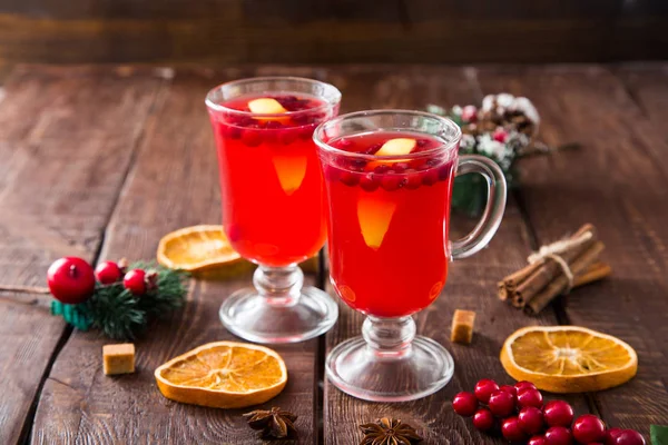 Weihnachtskarte. scharfes Weihnachtsgetränk aus Preiselbeeren und Gewürzen — Stockfoto