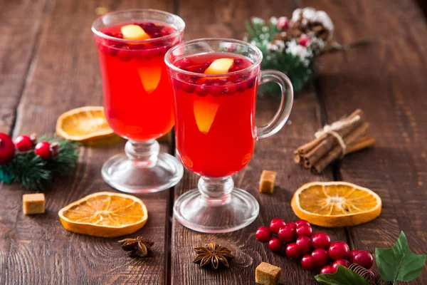 Weihnachtskarte. scharfes Weihnachtsgetränk aus Preiselbeeren und Gewürzen — Stockfoto