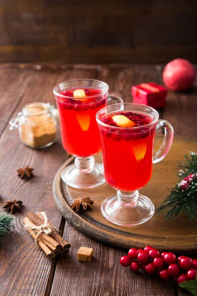 Kartki świąteczne. gorący pikantny napój Christmas żurawina i przyprawy — Zdjęcie stockowe
