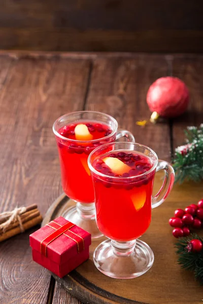 Kartki świąteczne. gorący pikantny napój Christmas żurawina i przyprawy — Zdjęcie stockowe