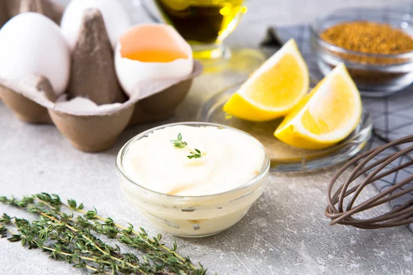 Свіжий домашній білий соус Майонез та інгредієнти яйця, ломо — стокове фото