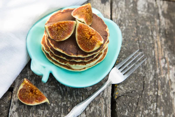 Maken van pannenkoeken met vijgen en honing in de tuin op een rustieke ta — Stockfoto